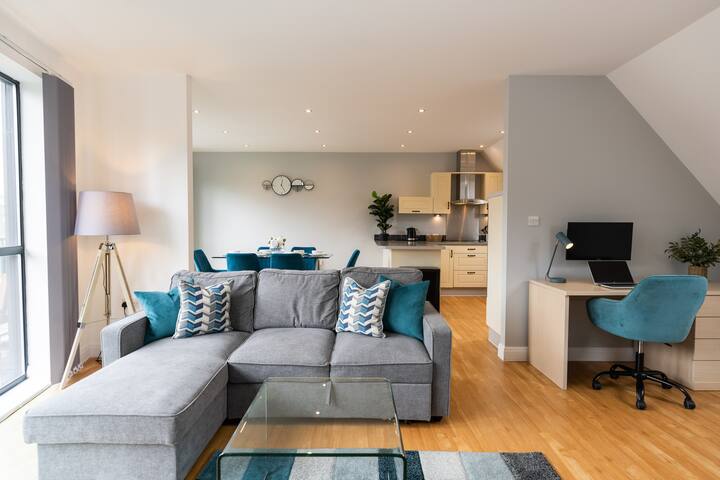 Fantastic Penthouse | Parking | Desk | Balcony - Derby