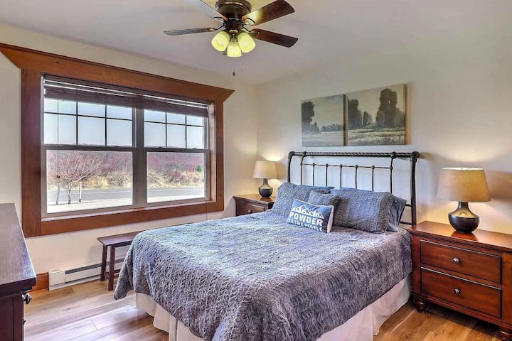 Ძირითადი დონე: მყუდრო საძინებელი Queen – ნათელი და სტუმართმოყვარე საწოლი, რბილი თეთრეული და დიდი ფანჯრები, რომლიდანაც იშლება ბუნებრივი განათება და ხედები.