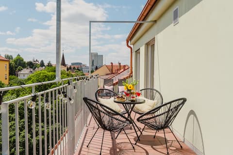 4BDR Maisonette w/ Terrace, AC & Workspace