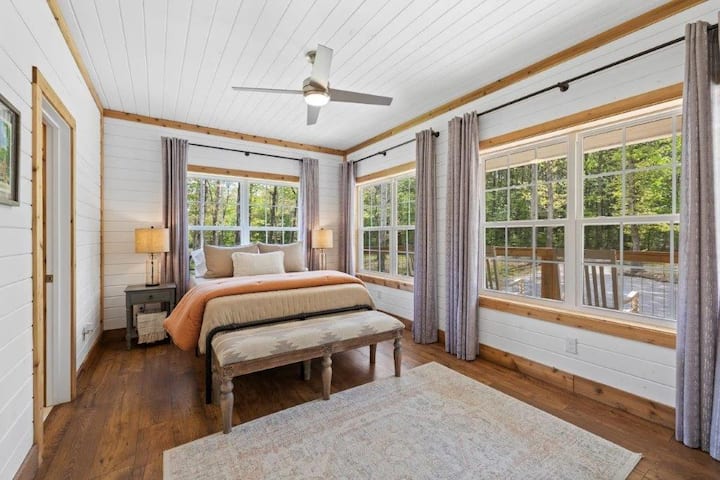 Опуштете се во главната спална соба, со удобен брачен кревет и сопствена бања со комбиниран туш/када, совршена за релаксација и приватност. Вентилатори на подот и таванот за дополнителна удобност, простран плакар со држач за багаж и завеси за затемнување на собата.