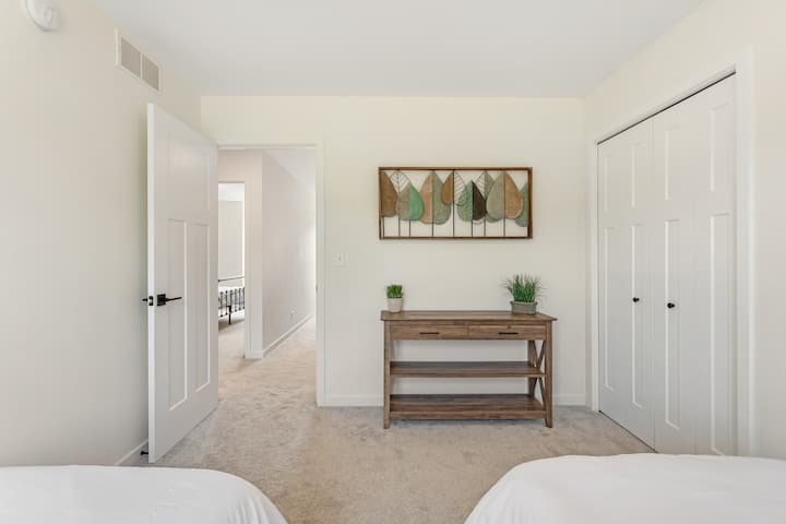 Vitabu, midoli na vitu vingine vya kufurahisha vilivyo katika chumba hiki cha kulala