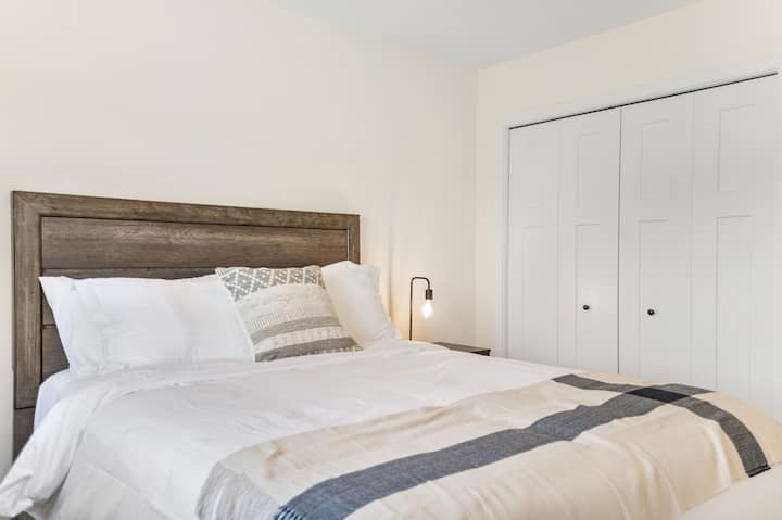 Amka ukiwa umeburudishwa katika mojawapo ya vyumba vinne vya kulala ☀️