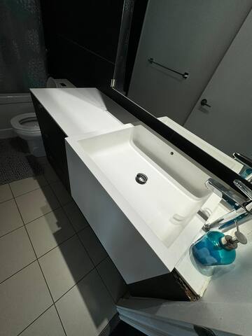 GroupFriendly 5Bed Condo w/ Balcony -Near CN Tower gallery image 2