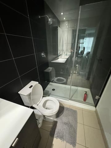 GroupFriendly 5Bed Condo w/ Balcony -Near CN Tower gallery image 3