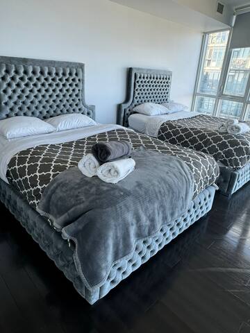 GroupFriendly 5Bed Condo w/ Balcony -Near CN Tower gallery image 5