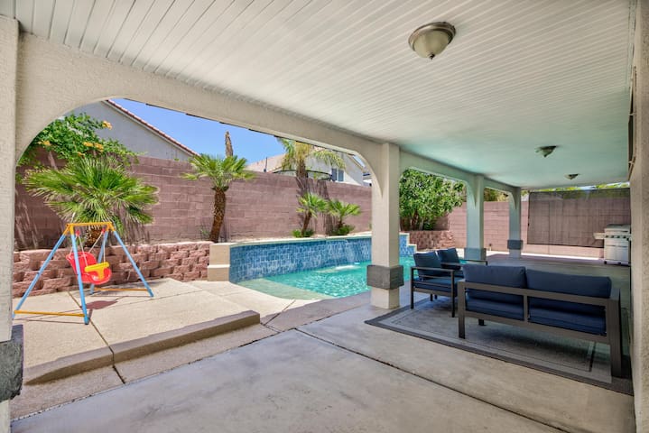 Luxury Pool House – Sleeps 10