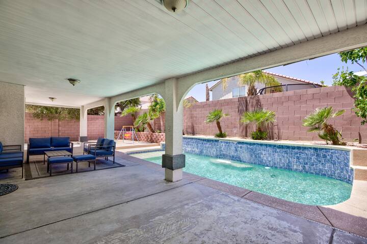 Luxury Pool House – Sleeps 10 gallery image 3