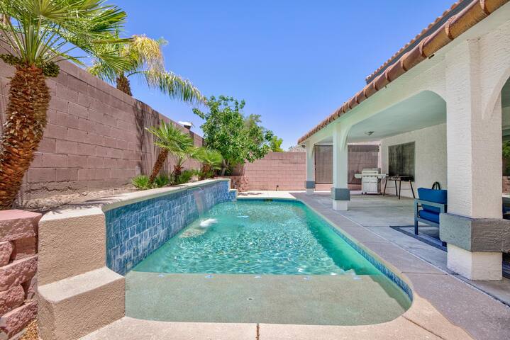 Luxury Pool House – Sleeps 10 gallery image 4