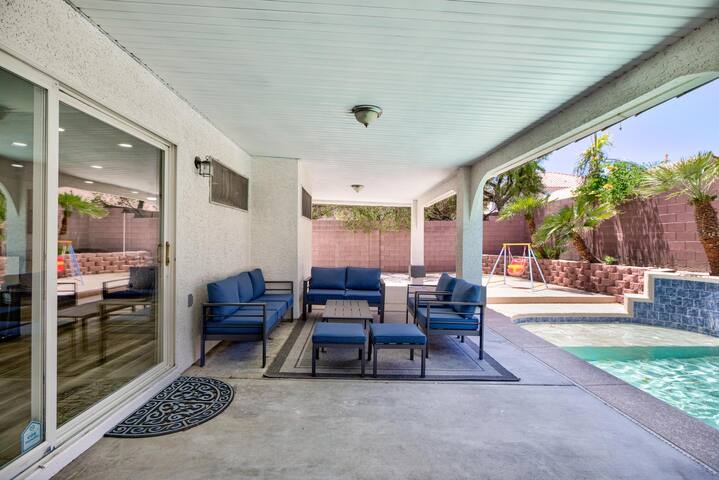 Luxury Pool House – Sleeps 10 gallery image 2