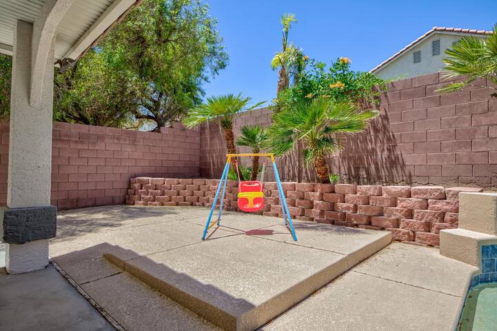 Luxury Pool House – Sleeps 10 gallery image 5