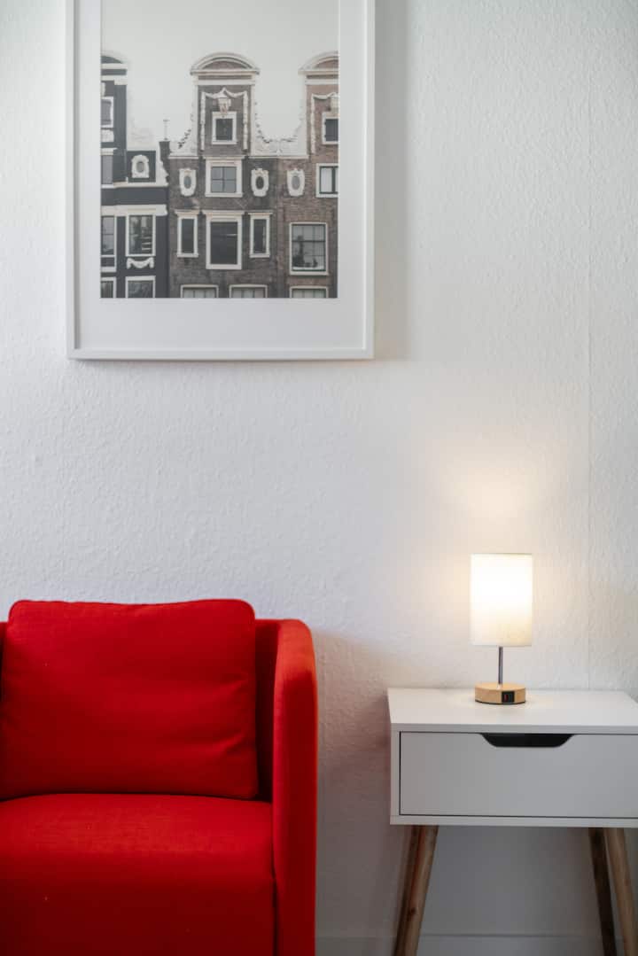 Удобен фотьойл във втората спалня