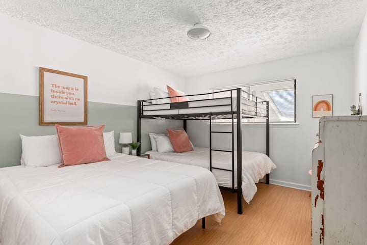 Een slaapkamer die is ontworpen voor een goede nachtrust en zoete dromen.