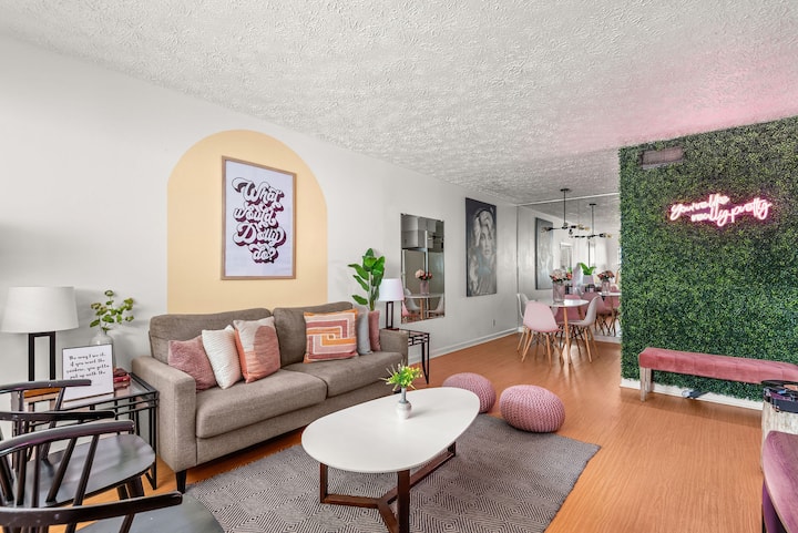 Lounge, lach of doe een dutje - deze woonkamer past bij de stemming.