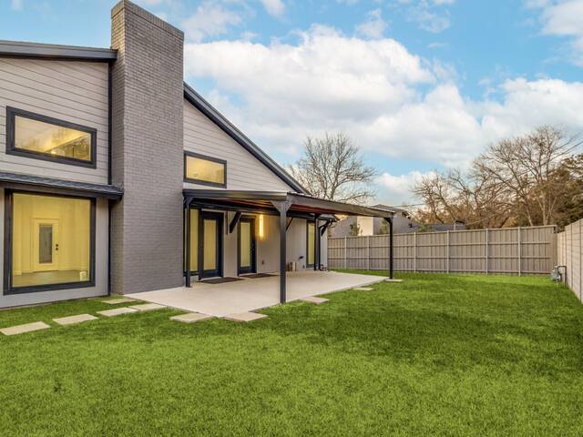 Modern Luxurious Retreat with Heated Pool gallery image 3