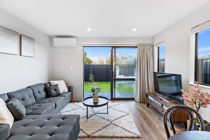 Stylish 4br Townhouse Close To Mangere & Airport - Auckland