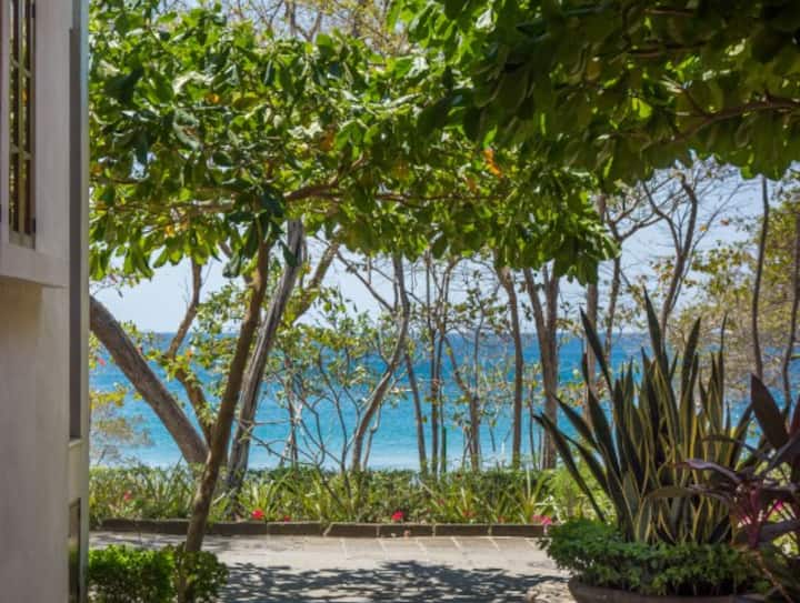 Spacious Studio 1 Min. Walk to the Beach