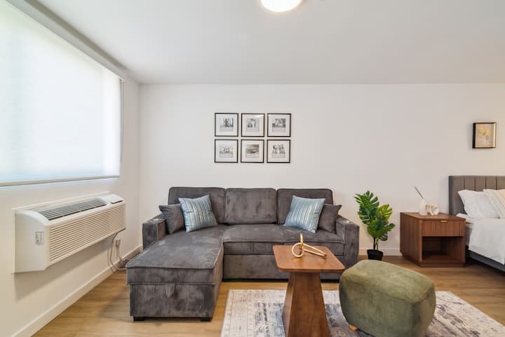 Cozy Studio| Pool & Parking | Walk To Walk Of Fame - Hollywood, CA
