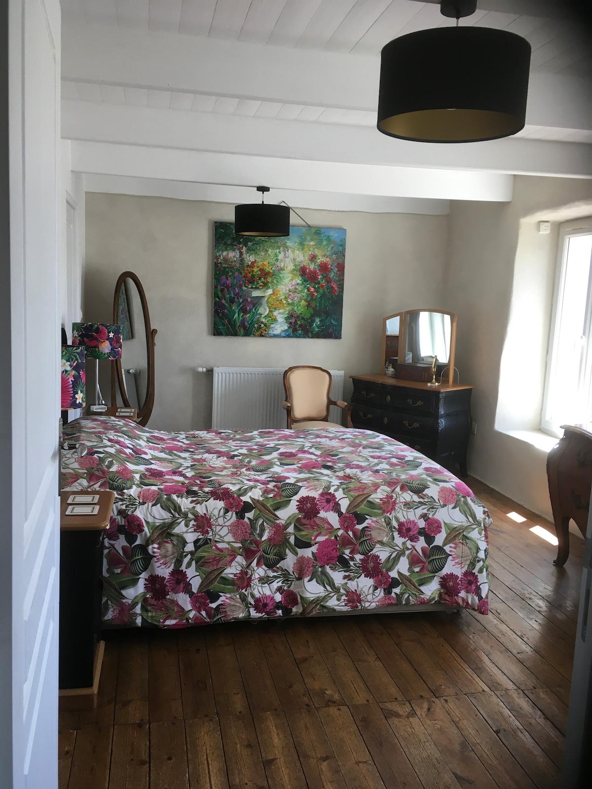 Spavaća soba s bračnim krevetom i tuš-kabinom, WC školjkom i umivaonikom