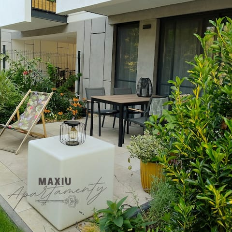 Popular Airbnb listing: Studio under the Parrots with terrace in Stare Winogrady