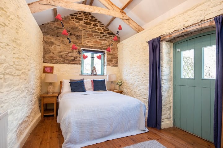 Spavaća soba 2 ima veliki bračni krevet, a budući da se nalazi u prizemlju, ima izravan pristup dvorištu i susjednoj kupaonici u prizemlju.