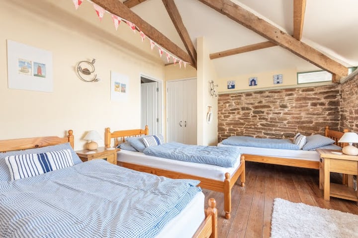 Spavaća soba 3 ima 3 kreveta za jednu osobu i privatnu kupaonicu.