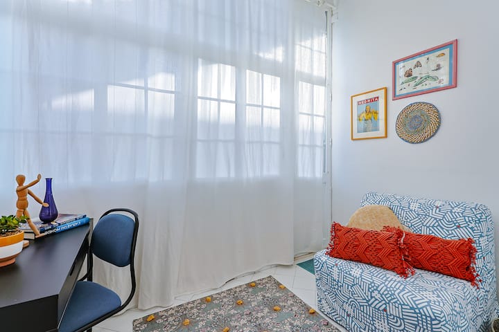 Fotelja se pretvara u krevet za jednu osobu.