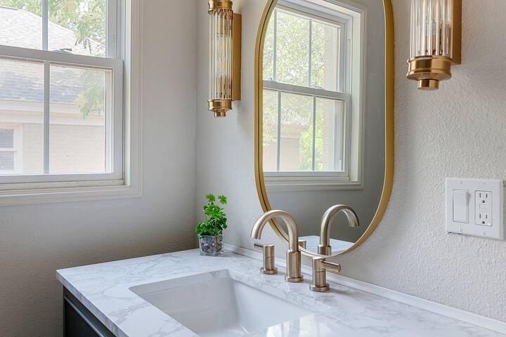 2x the Fun – Entire Home Lakewood Greenville Ave gallery image 4