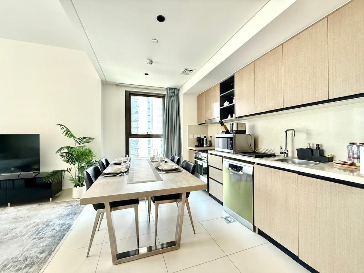 2 Bedroom Furnished Apartment with Skyline View | Burj Crown 2