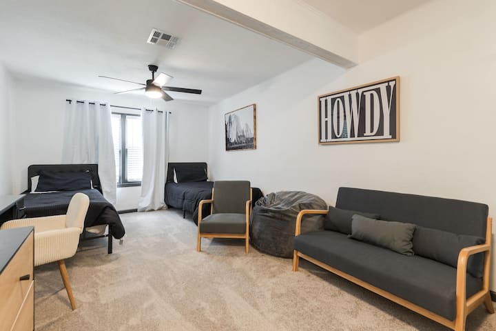 חדר שינה עם מיטת טווין XL