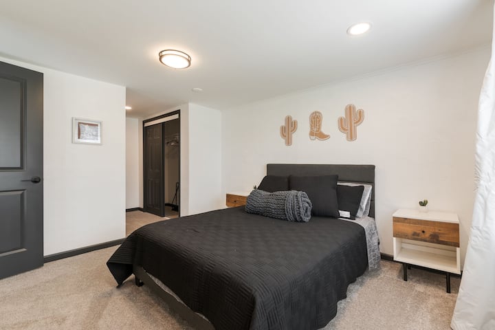 חדר שינה ראשי עם אמבטיה צמודה