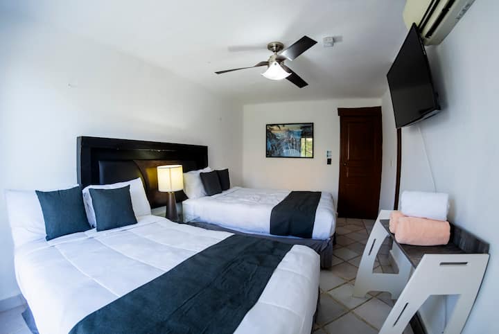 卧室配备2张双人床、吊扇、空调、无线网络和智能电视