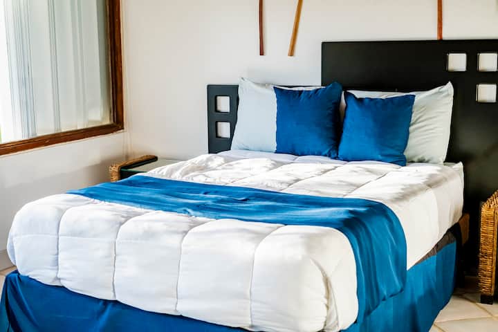 配备双人床、吊扇、空调和无线网络的Recamara