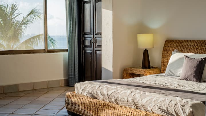 配备加大双人床、无线网络和空调的Recamara