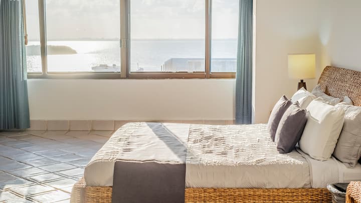 客卧配备加大双人床、空调和无线网络