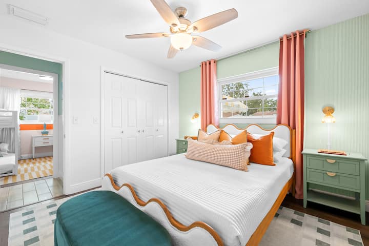 Duerme profundamente en el dormitorio 2, que cuenta con una acogedora cama tamaño queen, un ventilador de techo refrescante y un amplio armario para todos tus elementos esenciales.