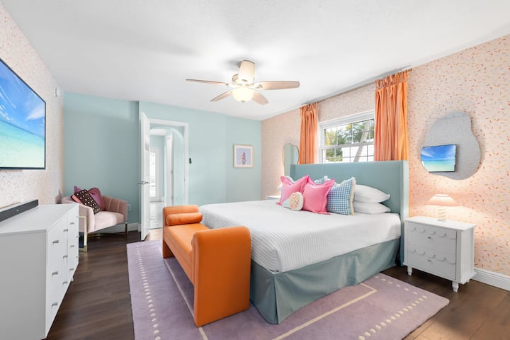 Relájate en el dormitorio principal, que cuenta con un baño privado, un ventilador de techo y un televisor para disfrutar de noches tranquilas y reparadoras.