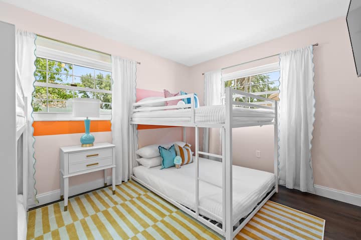 El dormitorio 3 cuenta con una litera doble, perfecta para acogedoras fiestas de pijamas o espacio adicional para familiares y amigos.