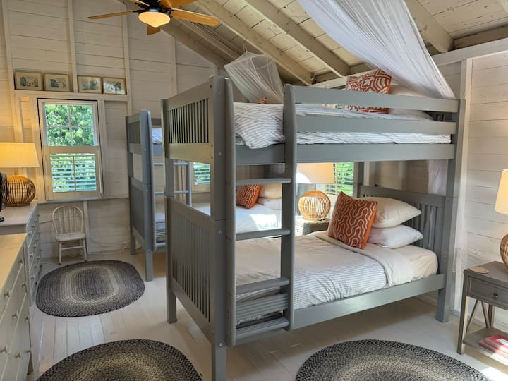 Chambre à l'étage avec 4 lits simples superposés.