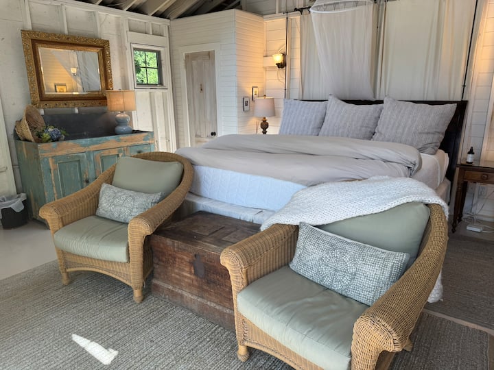 Chambre principale avec des sièges supplémentaires.