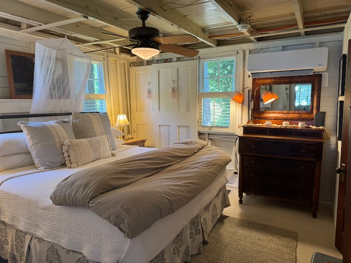 Chambre principale supplémentaire au 1er étage; salle de bain adjacente. Très grand lit avec beaucoup d'espace de commode.