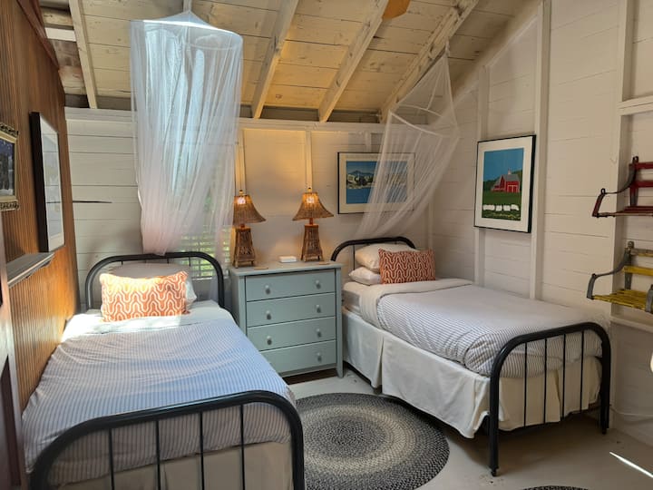 3e chambre à l'étage; 2 lits jumeaux et un placard.