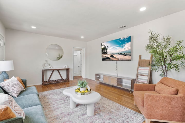Cozy & Friendly Home Close To Downtown Long Beach! - Long Beach, CA
