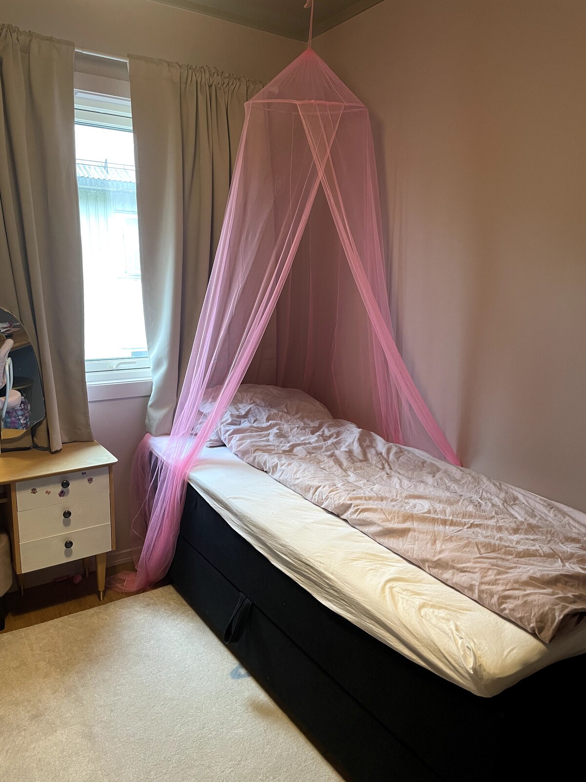 Kitanda ni 90x200. Katika chumba cha kuhifadhia kitandani kuna godoro moja kwa ajili ya watoto ambalo ni 70x140.