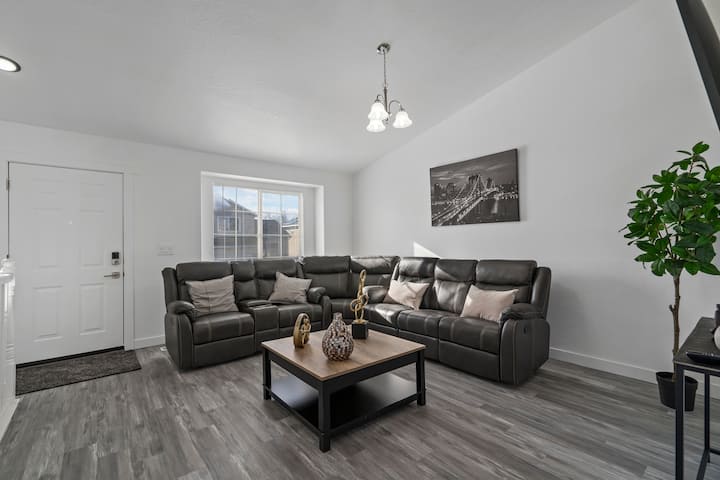 Spacious Modern Remodeled Home + Ultra-fast Gfiber - Salt Lake City, UT