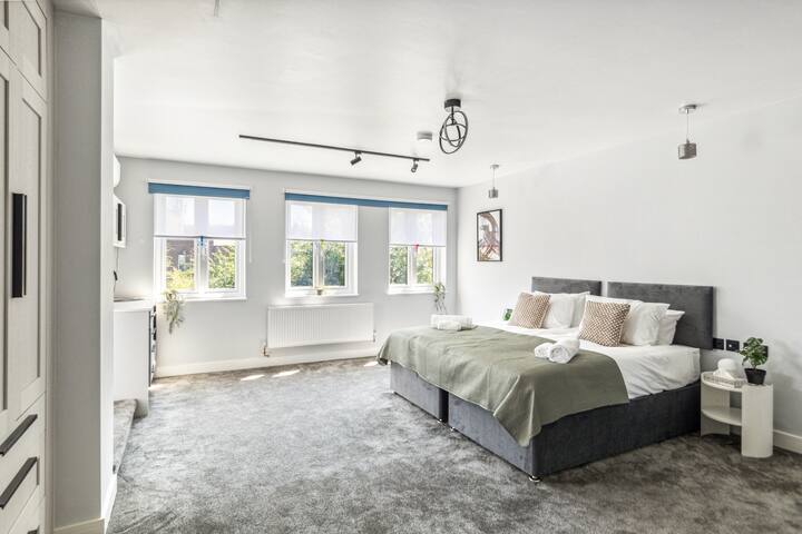 Spacious 6-Bedroom Luxury Home – Sleeps 12+