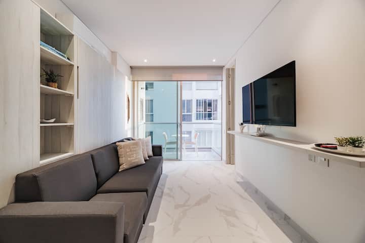 Дневната соба е луксузна и модерна, со големи прозорци. Опремен е со клима уред и има директен пристап до балконот, обезбедувајќи рафиниран и удобен простор за опуштање, како и разновидно претворање на каучот во втор двоен кревет.