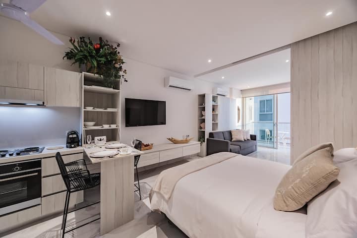 Главната спална соба има луксузна приватна бања, брачен кревет (широк 150-179 см), клима уред и паметен телевизор, обезбедувајќи удобност и елеганција во текот на целиот период.