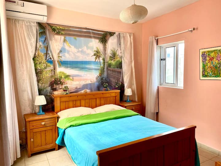 Главна спална соба со клима уред и прозорец со поглед кон океанот. Другиот прозорец гледа кон мал внатрешен двор. Внимавајте, креветот не е само со големина на брачен кревет (широк 150-179 см),  туку 4 сантиметри повеќе од брачен кревет (широк 180-179 см).