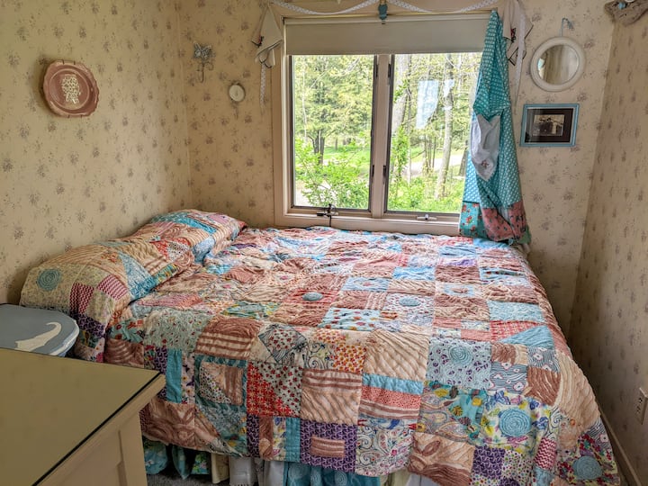 تحتوي غرفة نوم الخوخ في الجانب الشمالي من كوخنا على سرير بحجم كوين. 