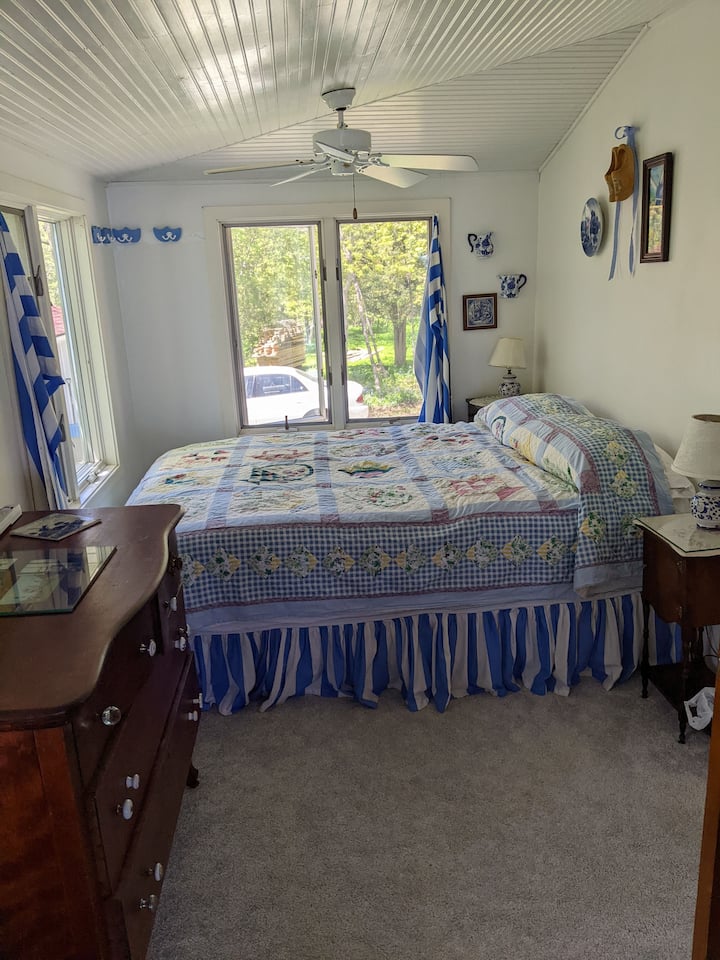 غرفة نوم في الشرفة بسرير مريح بحجم كوين وإطلالة على الجنوب والكثير من الضوء.